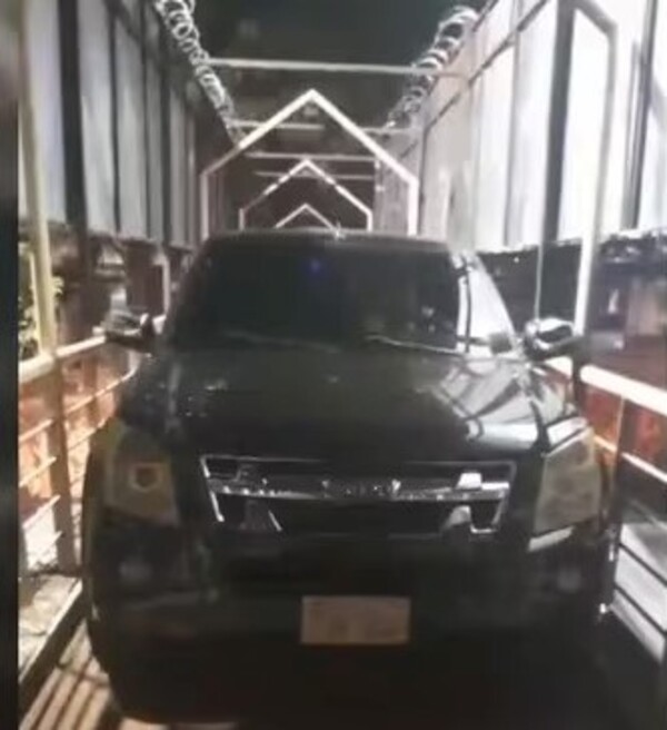 Procesan a estudiante ebrio que subió con su vehículo a viaducto peatonal - La Clave