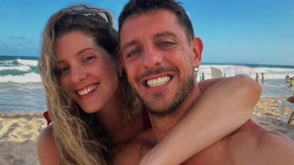 ¡Doña de pelotero peló cuerazo en la playa!