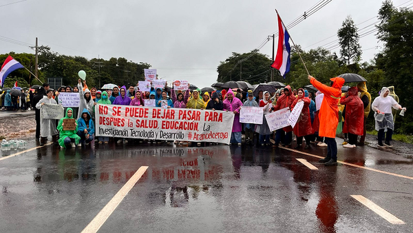 Estudiantes de la UNCA cierran ruta en Coronel Oviedo, en apoyo a sus pares de la UNA - Noticiero Paraguay