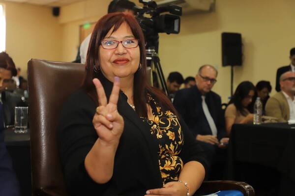 Zully Vera hace rekutu como rectora de la UNA