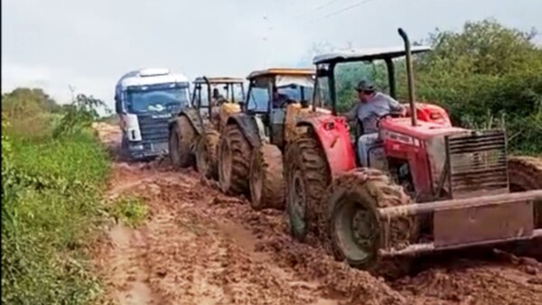En Alto Paraguay quedan atrapados en el camino fangoso