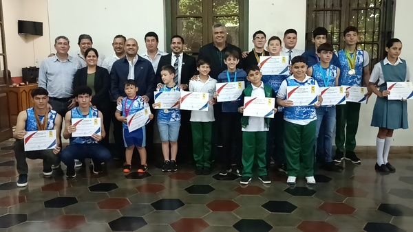 Junta municipal homenajea a campeones por destacada participación internacional en natación y patinaje