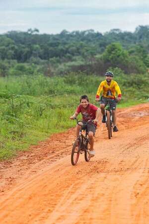 Horqueta: niño sueña con competencia de ciclismo mientras se prepara con una bici sin frenos - Nacionales - ABC Color
