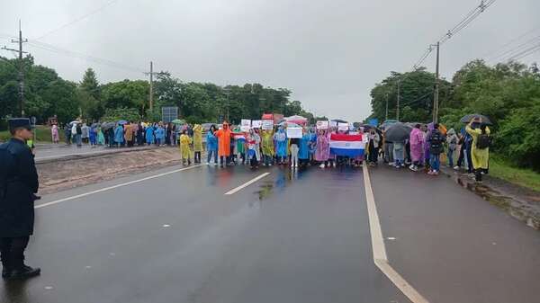 Estudiantes de la Unca cierran ruta PY02 para exigir ley de Arancel Cero - Nacionales - ABC Color