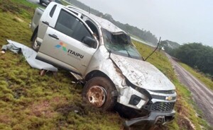 Camioneta de Itaipú vuelca y funcionario sufrió lesionado