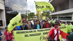 Docentes de la OTEP se suman a la manifestación de los universitarios