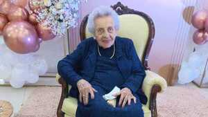 Abuela cumple 100 años y lo celebra con su familia en Coronel Bogado