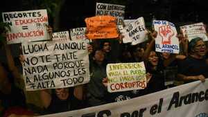 Estudiantes marchan en defensa del Arancel Cero sobre la avenida Mariscal López