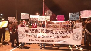 Multitudinaria movilización de estudiantes en el interior del país