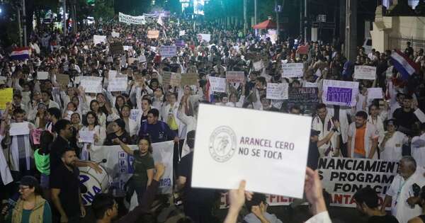 La Nación / Estudiantes universitarios se movilizan por el Arancel Cero