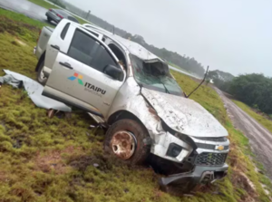 Funcionario de Itaipú lesionado tras aparatoso vuelco sobre ruta PY02