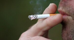 Reino Unido aprueba proyecto de ley que prohibiría a menores de 15 años comprar cigarros por el resto de sus vidas