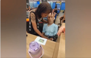 (VIDEO). Una mujer llevó un cadáver al banco para intentar retirar un préstamo