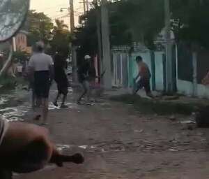 Video: pelea con machetes en el Refugio RI 14 - Policiales - ABC Color