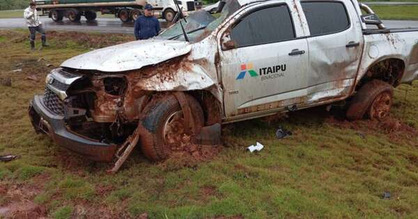 Diario HOY | Pista mojada ocasionó vuelco de camioneta de Itaipu: se reportó un herido