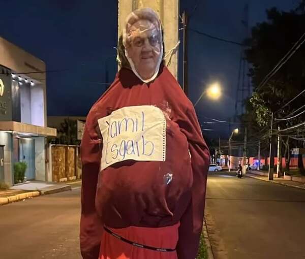 Queman muñeco de Yamil Esgaib en manifestación de estudiantes en Pedro Juan Caballero - Nacionales - ABC Color