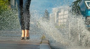 Salpicar a peatones puede resultar en multas, advierten - ADN Digital