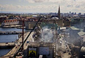 Bomberos batallan por segundo día contra incendio en antigua Bolsa de Copenhague