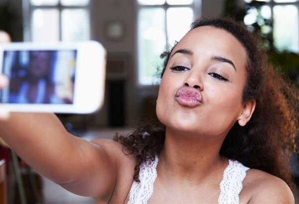 Qué es el mewing que cientos de miles de personas practican para sus selfies