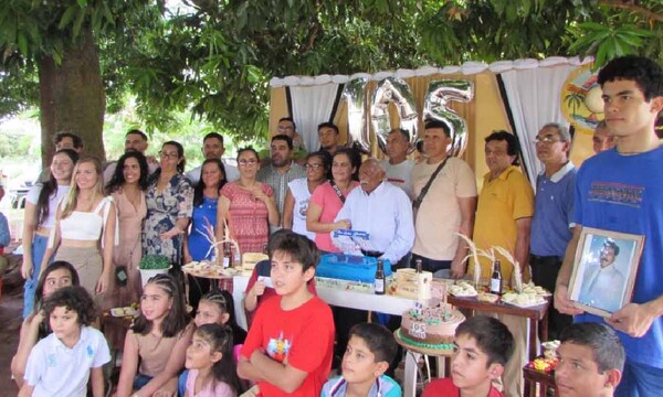 Abue cumplió 105 años y festejó a lo grande con sus 150 descendientes – Prensa 5