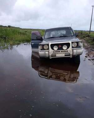 Docente quedó atrapado por 24 horas en un camino rural debido a las intensas lluvias - Nacionales - ABC Color