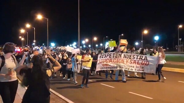Estudiantes de la UNI Itapúa protestan por programas educativos