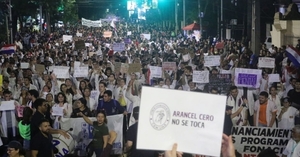  Estudiantes universitarios analizan acciones tras masiva marcha por el Arancel Cero