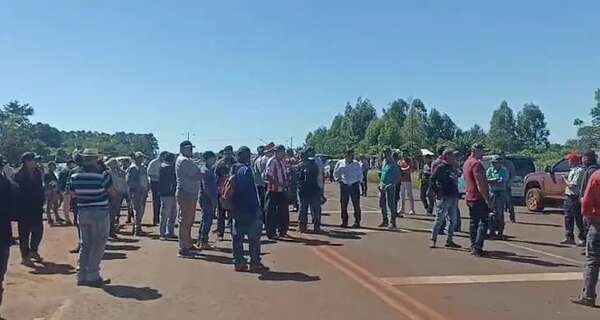 Yerbateros cierran ruta en protesta contra veto de Peña a proyecto de ley - Política - ABC Color