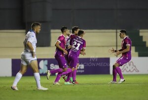 Versus / ¡Partidazo en el Arsenio Erico! Roque Santa Cruz salvó el invicto de Libertad en el Apertura