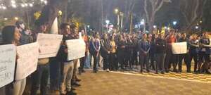 Estudiantes de la UNP se manifestaron por la derogación de la Ley “Hambre cero” - Nacionales - ABC Color