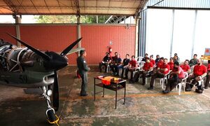ITAIPU CAPACITA A BOMBEROS EN PROCEDIMIENTOS DE SEGURIDAD PARA AERONAVES