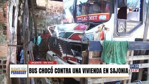 Bus atropelló una vivienda en Sajonia - Noticias Paraguay