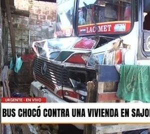 Bus atropelló una vivienda en Sajonia - Paraguay.com
