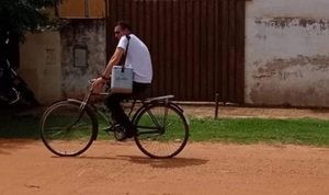 Enfermero innova con vacunación a domicilio en bicicleta