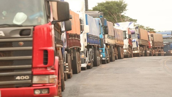 Camioneros exigen reajuste del flete y advierten sobre posibilidad de paro nacional - ADN Digital