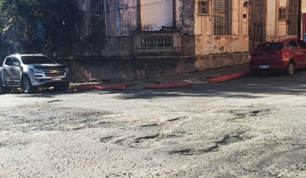 Intensas lluvias agravan baches y peligros viales en Asunción