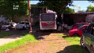 Bus derrumbó una muralla - SNT