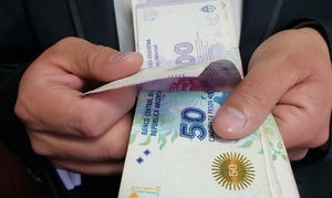 FMI afirma que inflación argentina desciende más rápido de lo previsto