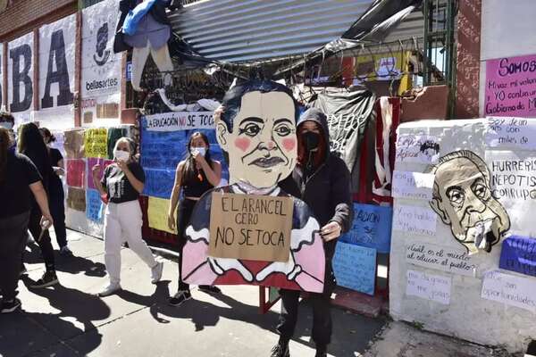 Con creativos carteles, música y danza, Bellas Artes se suma al paro estudiantil - Nacionales - ABC Color