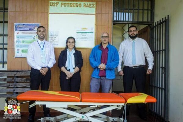 MUNICIPALIDAD DE VILLARRICA ENTREGA CAMILLA PARA ATENCIÓN 24HS EN USF DEPOTRERO BÁEZ