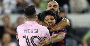 Versus / El regalo especial del guardia de Messi para Diego Gómez