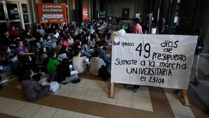 Universidades y científicos de Argentina protestan contra el ajuste de Milei