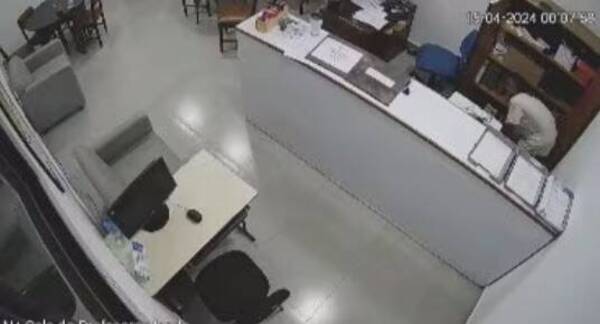 Con 14 años, robó 19 computadoras y festejó con sus kapés