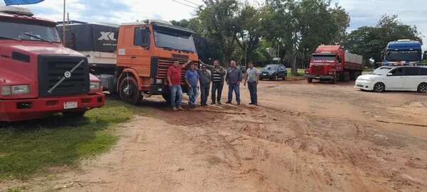 AUDIO: Camioneros anuncian un posible paro nacional para exigir el aumento del precio de los fletes - Periodísticamente - ABC Color