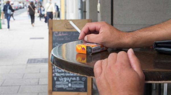 Prohibido fumar a menos de 5 metros de otras personas al aire libre en Turín, Italia