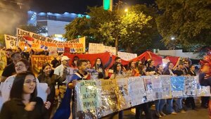 Universitarios de la UNE marchan en masa hasta el Puente de la Amistad en defensa del Arancel Cero