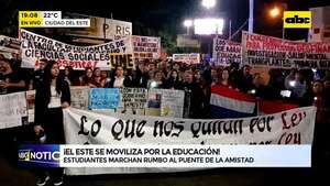 CDE: estudiantes marchan hasta el Puente de la Amistad pidiendo garantías para “Arancel 0″ - ABC Noticias - ABC Color