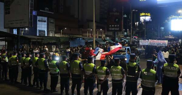 La Nación / Estudiantes de la UNE marcharon hasta zona primaria por ley de Arancel Cero