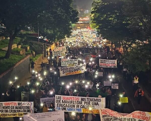 Multitud marcha por garantizar Arancel Cero