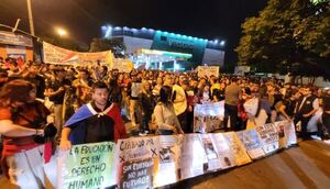 Protesta de universitario llegó hasta la cabecera del Puente de la Amistad - La Clave